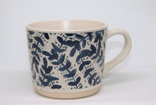 Charger l&#39;image dans la galerie, Tasse en céramique bleue et blanche
