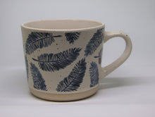 Charger l&#39;image dans la galerie, Tasse en céramique bleue et blanche
