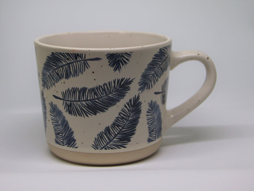 Tasse en céramique bleue et blanche